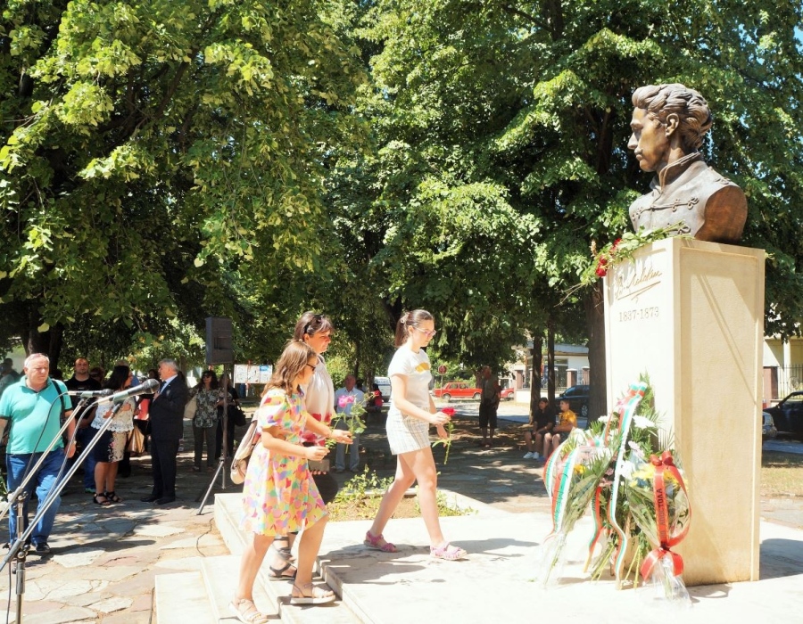 Мездра почете 185-та годишнина от рождението на Апостола 